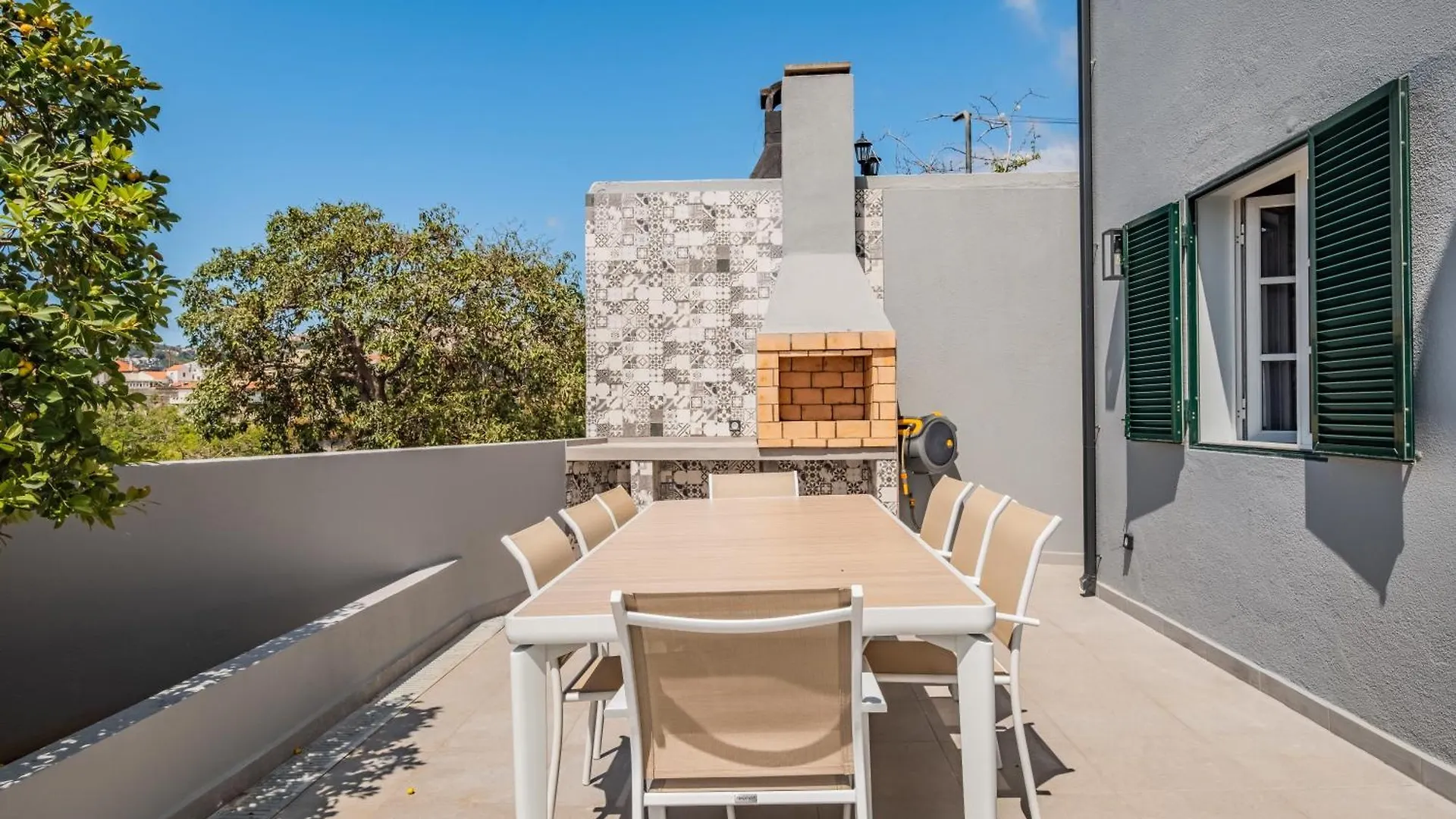 Villa Pedreiro contacts